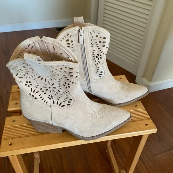 TOP Moda Beige Western Ankle Boots with cutout design, and side zipper - Picture 1 of 5